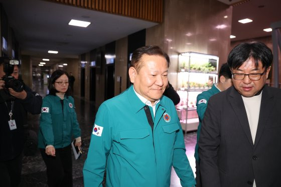 윤석열 대통령이 전격적으로 계엄령을 선포한 4일 새벽 이상민 행정안전부 장관이 간부 긴급회의를 마친 후 서울 종로구 정부서울청사 중앙재난안전상황실 서울상황센터를 나서고 있다. [뉴스1]