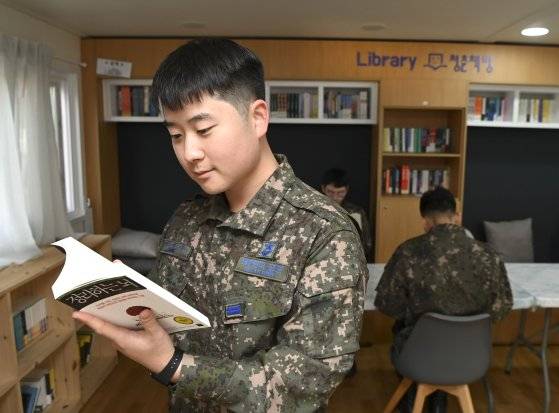 부대 안에서 책을 읽고 있는 공군 병사. 사진 공군 제공