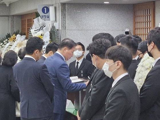 4일 고(故) 구위숙 여사의 빈소가 차려진 서울대병원 장례식장에 방문해 방명록을 작성하는 최태원 SK그룹 회장. 사진 공동취재단