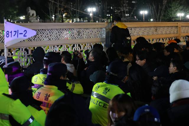 ▲ 국회가 비상계엄 해제 요구 결의안을 가결한 4일 새벽 국회 앞에서 시민들이 국회 출입을 통제하는 경찰과 대치하고 있다. 연합뉴스