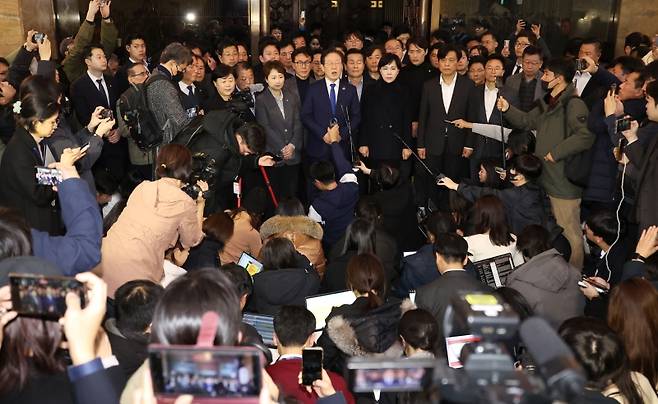 ▲ 4일 새벽 국회에서 비상계엄 해제요구 결의안 통과 후 더불어민주당 이재명 대표가 입장을 밝히고 있다 [연합뉴스] 