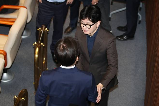 윤석열 대통령이 비상계엄령을 선포한 가운데 4일 새벽 서울 여의도 국회에서 열린 본회의에서 이재명 더불어민주당 대표와 한동훈 국민의힘 대표가 인사를 나누고 있다. /사진=뉴스1