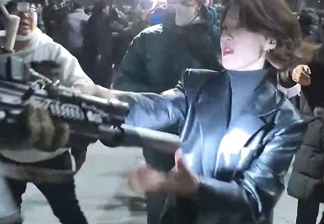 4일 국회 본관 앞에서 계엄군과 대치하고 있는 안귀령 더불어민주당 대변인 /사진=JTBC 유튜브 캡쳐