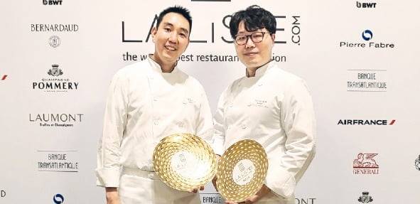 라 리스트 2025 시상식에 참석한 서울신라호텔 라연 차도영 셰프(왼쪽)와 콘티넨탈 김성현 셰프. /서울신라호텔 제공