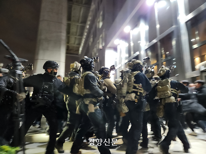 윤석열 대통령이 3일 비상계엄을 발령한 후 계엄군이 국회에 진입하며 충돌을 빚고 있다. 배시은 기자
