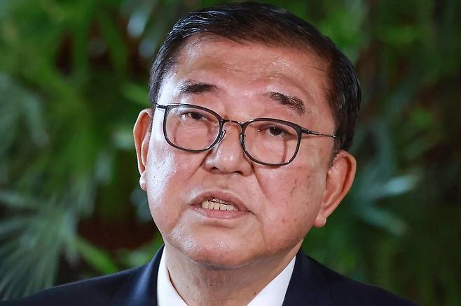 일본 이시바 시게루 총리가 4일 도쿄 총리 관저에서 기자들에게 한국 ‘비상계엄’과 관련해 발언하고 있다. 지지AFP연합뉴스