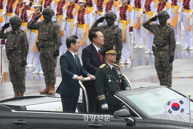 국군의 날인 10월 1일 경기 성남 서울공항에서 열린 건군 76주년 국군의날 기념식에서 윤석열 대통령이 김용현 국방부 장관과 사열하고 있다.한수빈 기자