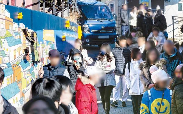 부산 사하구 감천문화마을이 국내외 관광객으로 북적이고 있다.  국제신문 DB