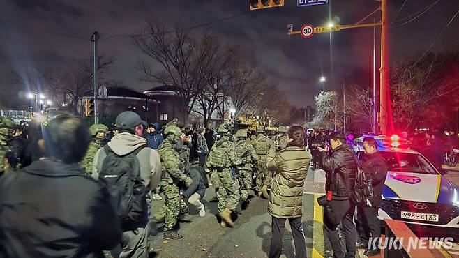 4일 국회 5문 앞에 모인 시민들이 계엄령 해제에 나오는 군인들을 향해 박수와 격려의 말을 건네고 있다. 사진=임현범 기자