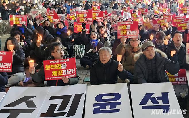 4일 오후 강원 춘천시 거두사거리에서 윤석열 정권퇴진강원운동본부와 춘천공동행동이 '윤석열을 체포하라' 등의 구호를 외치며 촛불 집회를 하고 있다.