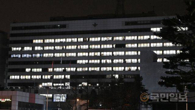 윤석열 대통령이 비상계엄을 선포한 가운데 4일 새벽 서울 용산구 대통령실 청사에 불이 켜져있다. 권현구 기자