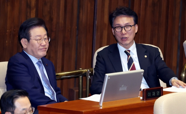 이재명 더불어민주당 대표와 김민석 의원(오른쪽). 뉴시스