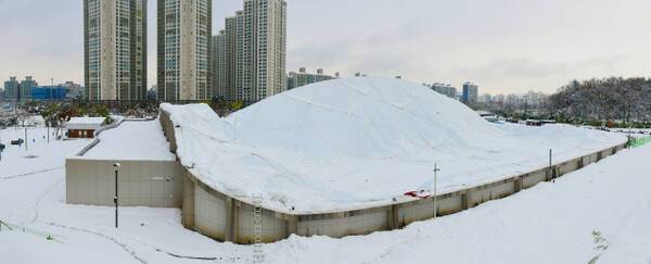 안산시 상록구 사동 에어돔 생존수영장이 지난달 27일 내린 폭설로 외부가 눈으로 덮여 있다. 구재원기자