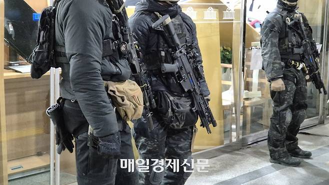 국회 본관 3문 앞 경계 병력은 K2C, HK416 등 자동소총을 휴대하고 있으나, 병기에 삽탄한 상태는 아니었다. [이상현 기자]