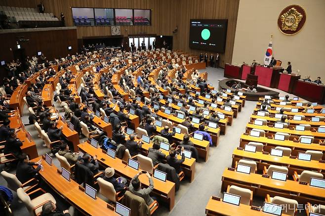 (서울=뉴스1) 이광호 기자 = 윤석열 대통령이 비상계엄령을 선포한 가운데 4일 새벽 서울 여의도 국회 본회의장에서 열린 본회의에서 비상계엄 해제 요구 결의안이 통과되고 있다. .2024.12.4/뉴스1  Copyright (C) 뉴스1. All rights reserved. 무단 전재 및 재배포,  AI학습 이용 금지. /사진=(서울=뉴스1) 이광호 기자