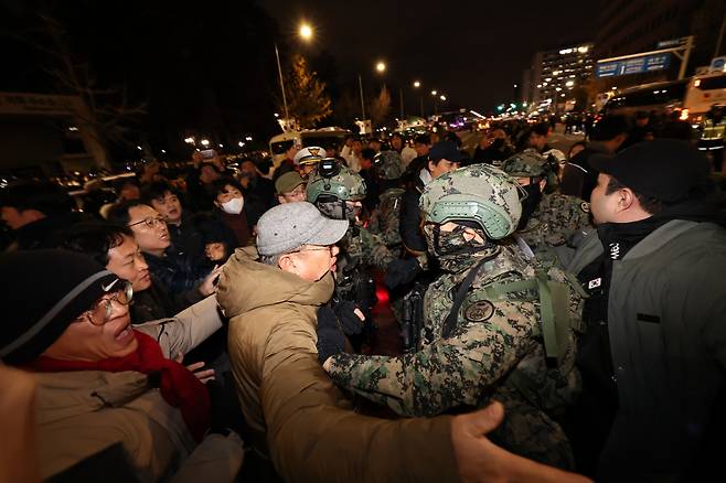 윤석열 대통령이 전격적으로 계엄령을 선포한 4일 새벽 서울 여의도 국회 앞에서 계엄군과 시민들이 대치하고 있다. /사진=뉴스1