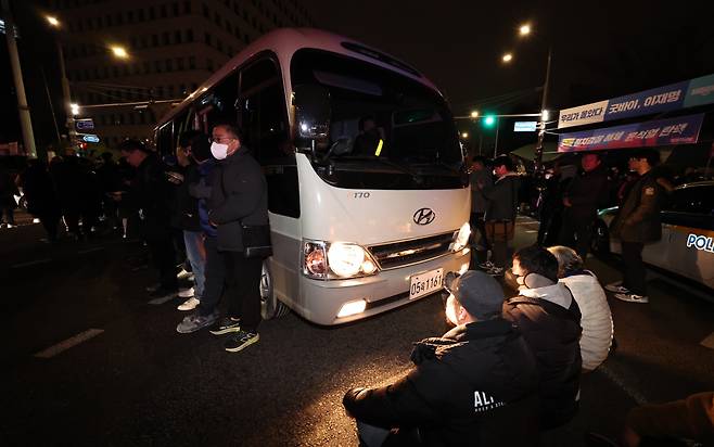 윤석열 대통령이 비상계엄령을 전격 선포한 가운데 4일 새벽 서울 여의도 국회로 진입하려는 계엄군 차량을 시민들이 막아서고 있다./사진=(서울=뉴스1) 구윤성 기자