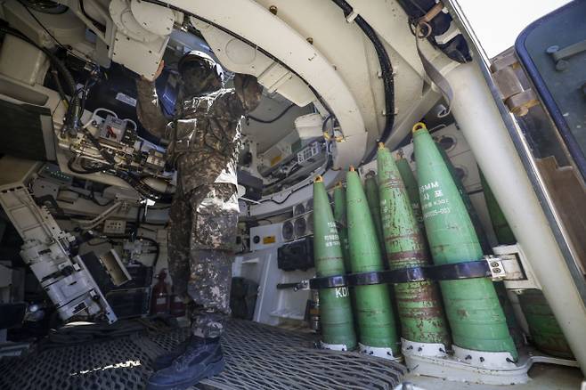 지난 10월 경기 남양주시 7포병여단에서 열린 6.25 참전용사 초청행사에서 K9 자주포에 155mm 곡사포가 적재된 모습. /사진=뉴시스