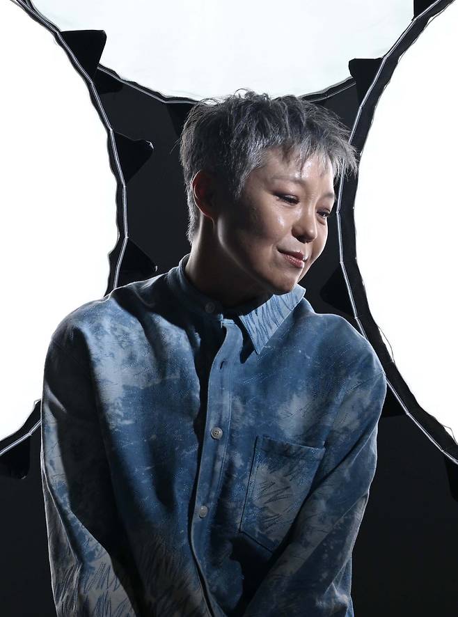 가수 이은미가 19일 오후 서울 용산구 헤럴드스퀘어 메인스튜디오에서 헤럴드경제-코리아헤럴드와 인터뷰를 하고 있다. 이상섭 기자