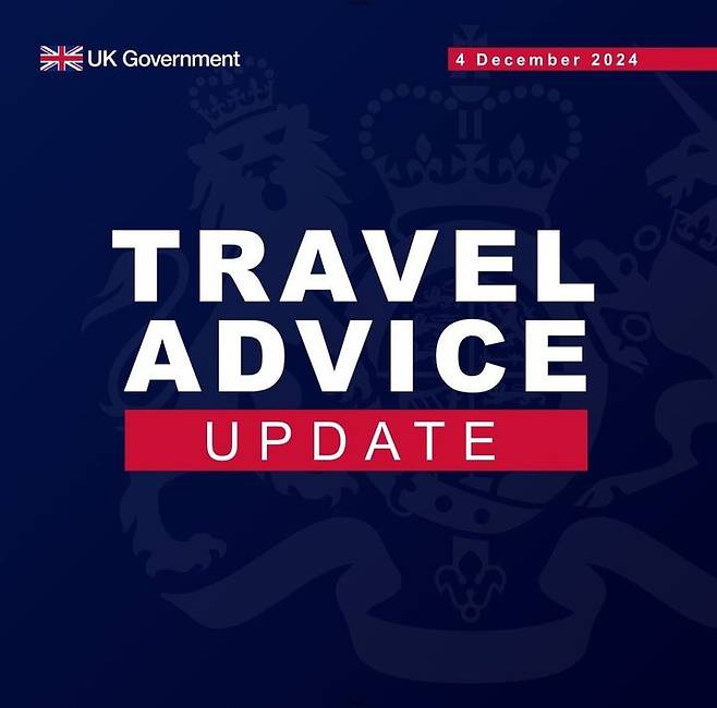 [서울=뉴시스]영국 외무부가 윤석열 대통령이 비상 계엄령을 선포한 상황을 두고 한국에 여행경보를 발령했다. 영국 외무부는 3일(현지시각) "우리는 한국의 계엄령 선포 뒤로 전개되는 상황을 인지하고 있다. 현지 당국 조언을 따르고 정치 시위를 피하라"라고 전파했다. (사진=주한영국대사관 소셜미디어 갈무리) 2024.12.04.  *재판매 및 DB 금지