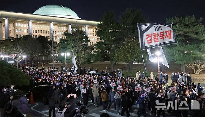 [서울=뉴시스] 조성우 기자 = 4일 오후 서울 여의도 국회에서 열린 윤석열 대통령 사퇴 촉구·탄핵 추진 범국민 촛불문화제 참가자들이 촛불을 들고 행진하고 있다. 2024.12.04. xconfind@newsis.com