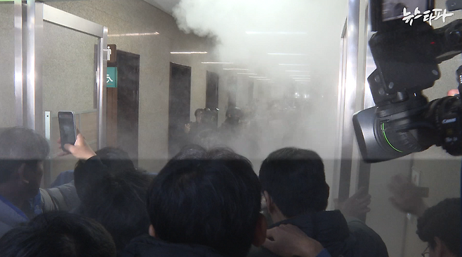 ▲국회 보좌진 등이 소화기를 뿌리며 국회 본청 본회의장으로 강제 진입하려는 계엄군을 저지하고 있다.