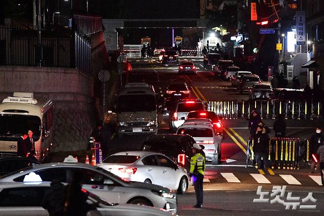 윤석열 대통령이 긴급 담화를 통해 비상계엄을 선포한 3일 서울 용산구에 위치한 대통령실 앞이 삼엄한 출입 통제 속 비상 근무를 위해 대통령실로 오는 직원들의 차량 행렬이 이어지고 있다. 류영주 기자