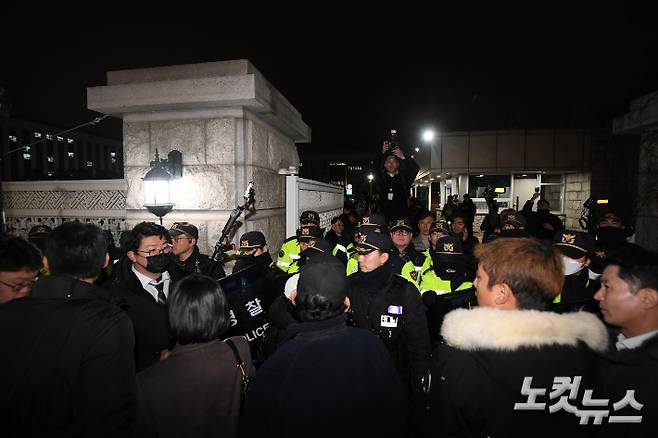 윤석열 대통령이 비상계엄을 선포한 3일 밤 서울 여의도 국회 출입문을 경찰이 통제하고 있다. 박종민 기자