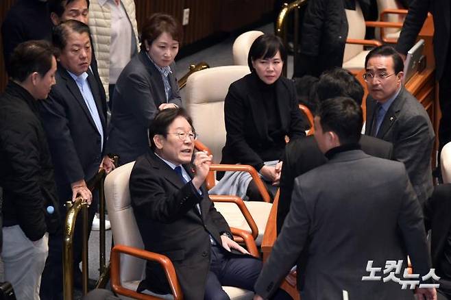 윤석열 대통령이 비상계엄을 선포한 가운데 4일 서울 여의도 국회 본회의장에서 더불어민주당 이재명 대표가 의원들과 대화를 하고 있다. 윤창원 기자