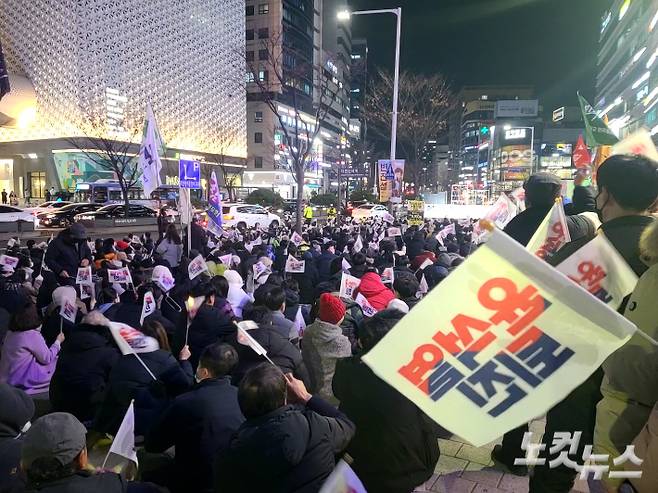 대전에서 열리고 있는 비상시국대회. 김정남 기자