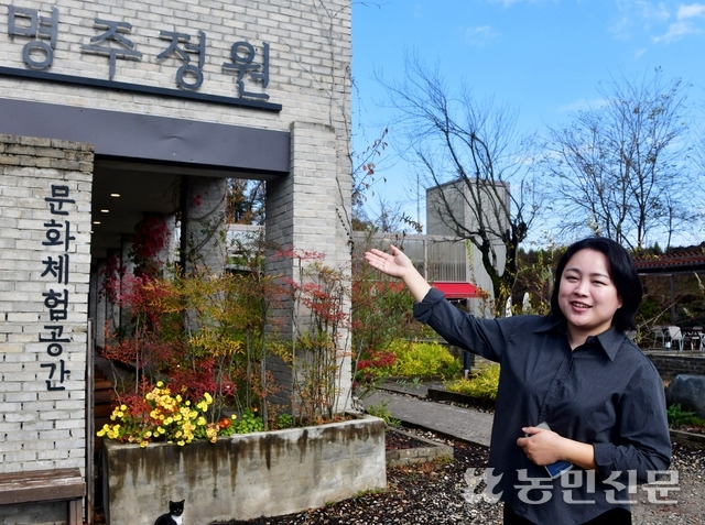 이민주 아워시선 대표가 경북 상주시 함창면에 있는 카페 ‘명주정원’을 소개하고 있다. 이곳은 버려진 한증막에서 각종 문화 체험이 열리는 베이커리 카페로 재탄생했다. 강재훈 프리랜서 기자, 아워시선