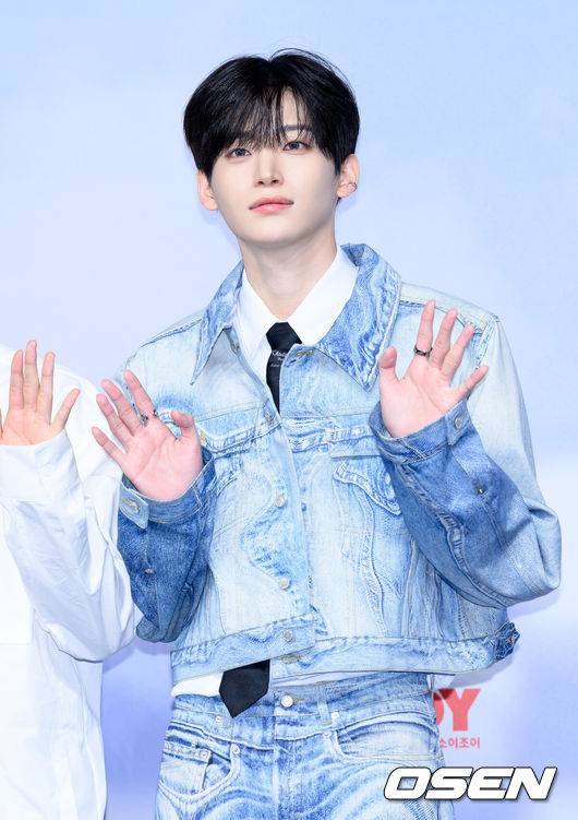 [OSEN=이대선 기자] 21일 오후 인천 영종도 인스파이어 아레나에서 ‘2024 SBS 가요대전 서머(2024 SBS 가요대전 Summer)’ 블루카펫 행사가 열렸다.‘2024 SBS 가요대전 Summer’는 잔나비를 비롯해 NCT 127, 온앤오프, Stray Kids, (여자)아이들, 투모로우바이투게더, 이영지, CRAVITY, WOOAH, STAYC, 엔하이픈, NMIXX, IVE, 르세라핌, 뉴진스, xikers, KISS OF LIFE, ZEROBASEONE, NCT WISH, 아일릿까지 총 20팀의 아티스트가 출연한다.그룹 크래비티 정모가 블루카펫을 밟고 있다. 2024.07.21 /sunday@osen.co.kr