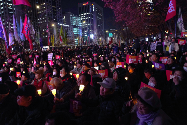 ▲ 전국민주노동조합총연맹, 참여연대 등이 4일 서울 광화문 광장에서 주최한 '내란죄 윤석열 퇴진! 국민주권 실현! 사회대개혁! 퇴진광장을 열자! 시민촛불' 집회. ⓒ프레시안(박상혁)