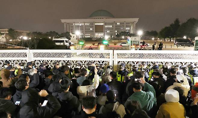 윤석열 대통령이 전격적으로 계엄령을 선포한 3일 밤 서울 여의도 국회 정문 앞에서 경찰병력이 출입을 통제하고 있다. 뉴스1