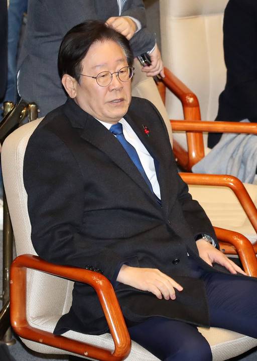 더불어민주당 이재명 대표가&nbsp;4일 새벽 서울 여의도 국회 본회의장에서 참석해 있다. 뉴스1