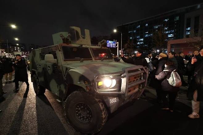 윤석열 대통령이 전격적으로 계엄령을 선포한 4일 새벽 군 차량이 국회 주변에 진입하자 시민들이 막아서고 있다. 뉴스1