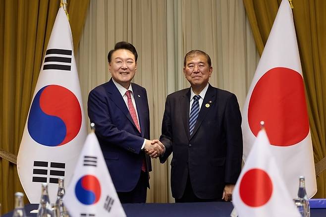 윤석열 대통령이 지난달 16일(현지시각) 페루 리마 한 호텔에서 이시바 시게루 일본 총리와 아시아태평양경제협력체(APEC) 정상회의 계기 한-일 정상회담에 앞서 악수하며 기념촬영을 하고 있다. 뉴시스