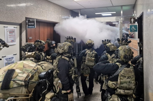 4일 새벽 국회 본청에 진입한 군 병력이 국민의힘 당대표실쪽에서 본회의장 으로 진입하려 하자, 국회 직원들이 소화기를 뿌리며 진입을 막고 있다. 2024.12.4 연합뉴스