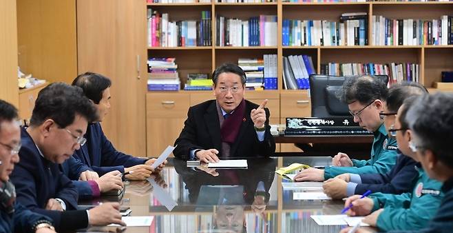 유정복 인천시장이 4일 오전 시청 집무실에서 비상계엄령 선포에 따른 긴급회의를 하고 있다. ⓒ인천시