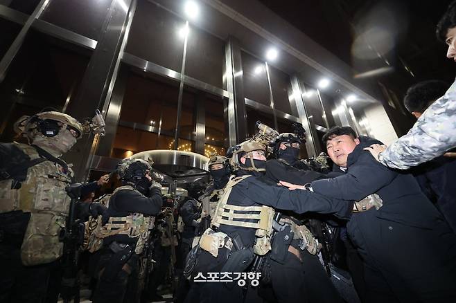 윤석열 대통령이 비상계엄을 선포한 이튿날인 4일 계엄군이 서울 여의도 국회의사당 본청 앞에서 출입을 막고 있다. 성동훈 기자