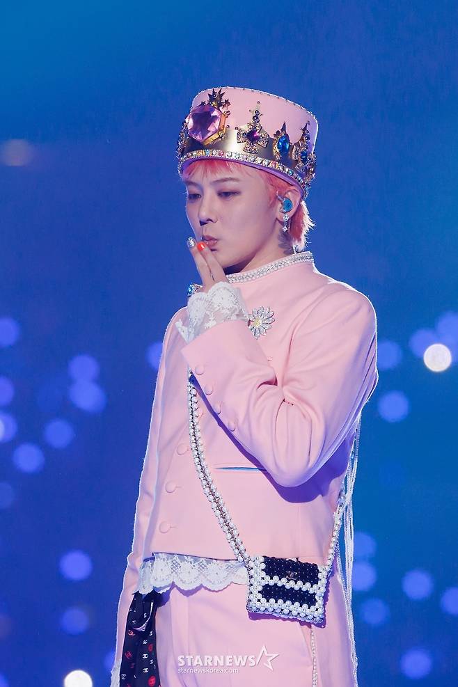 (오사카(일본)=뉴스1) 권현진 기자 = 빅뱅의 지드래곤(GD,권지용)이 23일 일본 오사카 쿄세라 돔에서 열린 '2024 마마 어워즈'(MAMA AWARDS)에 출연해 화려한 무대를 선보이고 있다. (엠넷 제공) 2024.11.23/뉴스1  Copyright (C) 뉴스1. All rights reserved. 무단 전재 및 재배포,  AI학습 이용 금지. /사진=(오사카(일본)=뉴스1) 권현진 기자