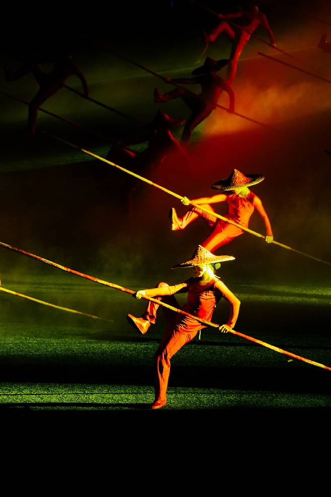 뱃사공이 노를 젓는 모습을 표현하고 있는 출연진들