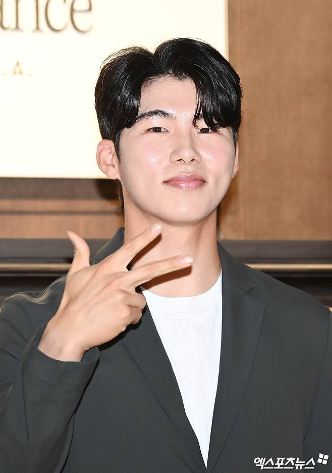 16일 오후 서울 성수동 한 매장에서 글로벌 스포츠 브랜드 플래그쉽 스토어 오픈 기념 포토콜 행사가 열렸다.   이날 행사에 참석한 키움 김혜성이 포토타임을 갖고 있다. KBO는 4일 '키움 히어로즈 구단의 요청에 따라 김혜성 선수를 메이저리그 30개 구단에 포스팅해 줄 것을 메이저리그 사무국에 요청했다'라고 공식 발표했다.&nbsp;이에 따라 메이저리그 30개 구단은 메이저리그 사무국의 포스팅 고지 다음 날 오전 8시(미국 동부시간대 기준)부터 30일째 되는 날 오후 5시까지 김혜성과 협상을 펼칠 수 있다. 계약을 체결할 경우 한·미 선수 계약 협정에 따른 이적료를 키움 구단에 지급해야 한다.&nbsp;만약 협상 만료일까지 계약이 이뤄지지 않는다면 포스팅 일정은 그대로 마무리된다. 이 경우 김혜성은 2025년 11월 1일까지 포스팅 이적을 할 수 없다. 엑스포츠뉴스 DB