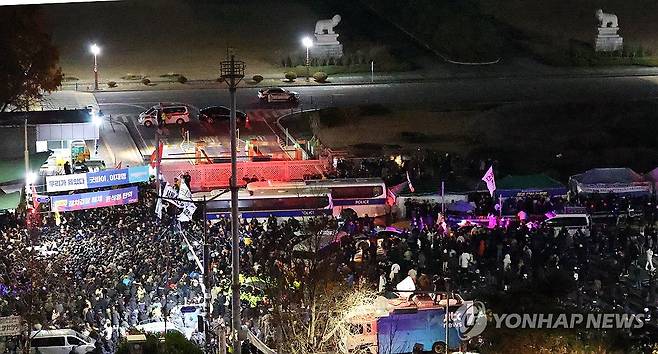 계엄령 선포에 국회 앞은 아수라장 (서울=연합뉴스) 김도훈 기자 = 윤석열 대통령이 3일 저녁 비상계엄을 선포한 가운데 4일 새벽 서울 여의도 국회의사당 앞에서 계엄령 선포에 반대하는 시민과 경찰 병력이 대치하고 있다. 2024.12.4 superdoo82@yna.co.kr