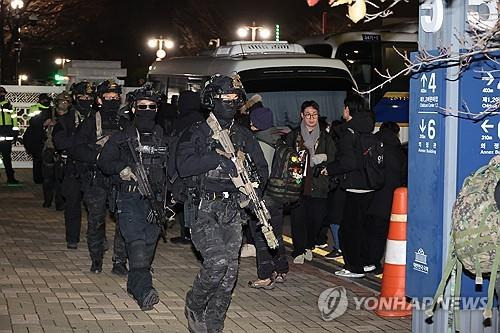 국회에서 철수하는 군병력     (서울=연합뉴스) 김주성 기자 = 국회 본회의에서 비상계엄 해제를 의결한 4일 새벽 군 병력이 국회에서 철수하고 있다. 2024.12.4 utzza@yna.co.kr