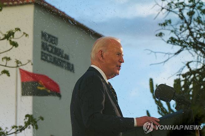 앙골라 국립노예박물관에서 연설하는 조 바이든 미국 대통령 (루안다 로이터=연합뉴스) 조 바이든 미국 대통령이 3일(현지시간) 앙골라 루안다의 국립노예박물관에서 연설하고 있다. 2024.12.3 photo@yna.co.kr