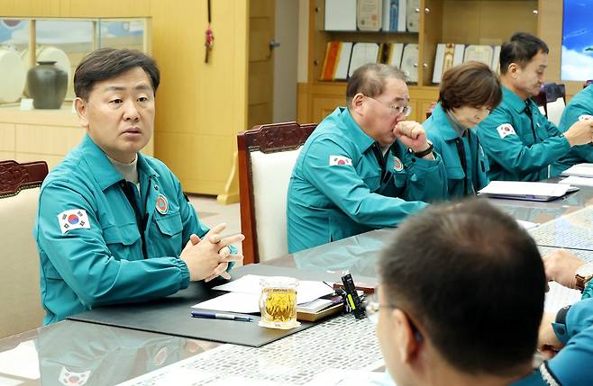 긴급 대책회의 주재하는 김관영 전북특별자치도지사(왼쪽) [전북자치도 제공. 재판매 및 DB 금지]