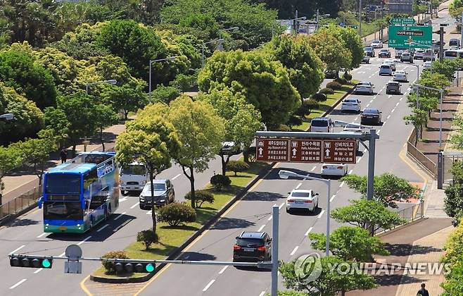 제주시 도로 달리는 차량들 [연합뉴스 자료사진]