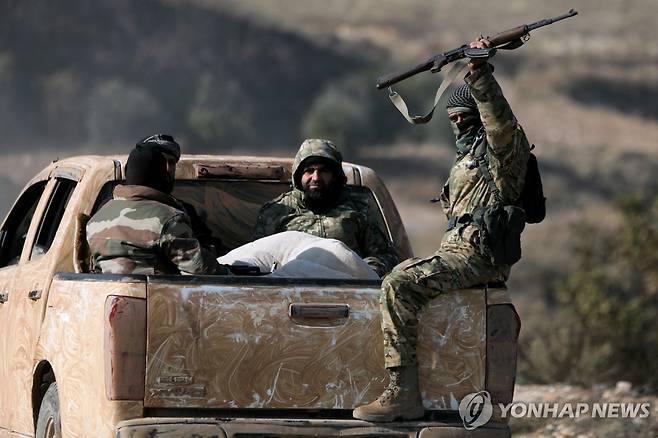 시리아 반군 (시리아 하마주(州) 수란 AFP=연합뉴스) 시리아 반군 민병대원들이 2024년 12월 3일 알레포와 하마 사이에 있는 수란에서 픽업트럭에 타고 이동중인 모습. (Photo by Bakr ALKASEM / AFP) 2023.12.4.