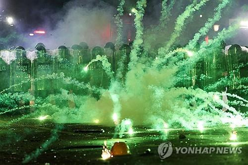 수도 트빌리시에서 시위대를 진압 중인 조지아 경찰 [AFP 연합뉴스 자료사진 재판매 및 DB 금지]